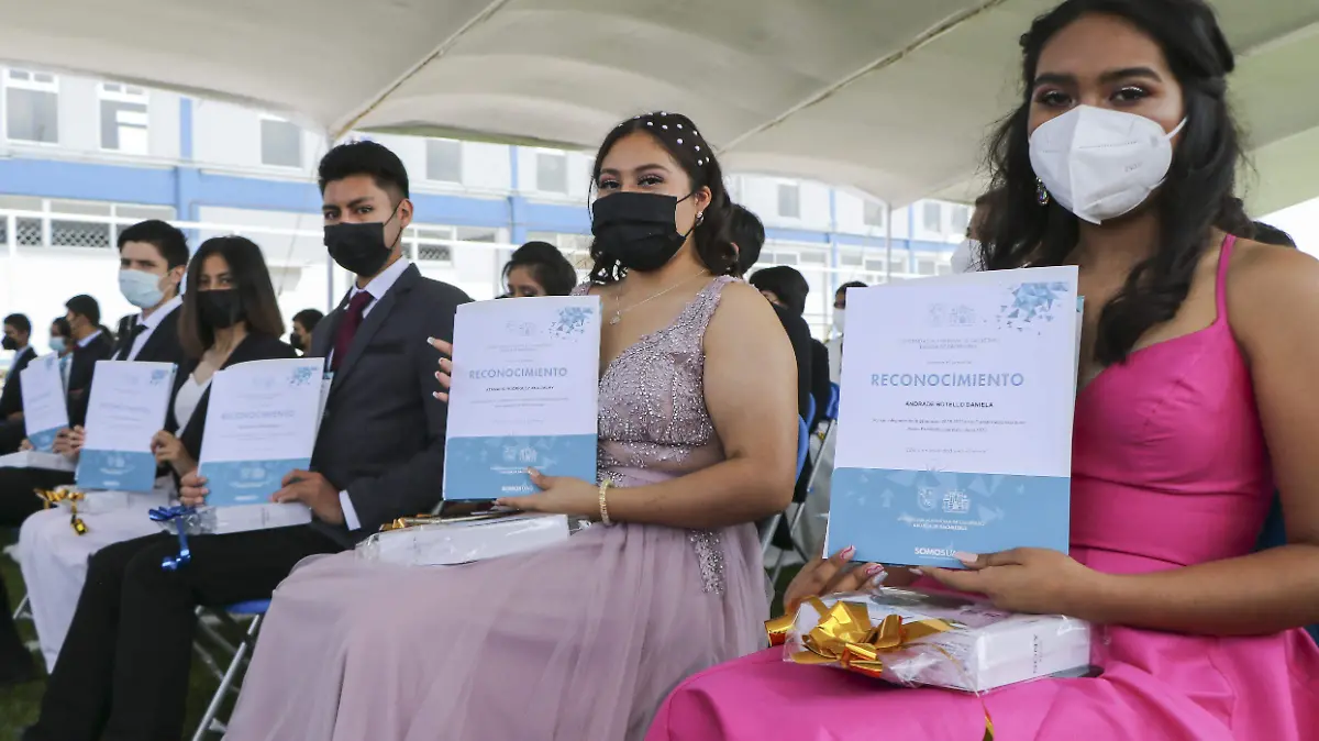 FOTO PRINCIPAL SJR Recibieron su constancia de estudios